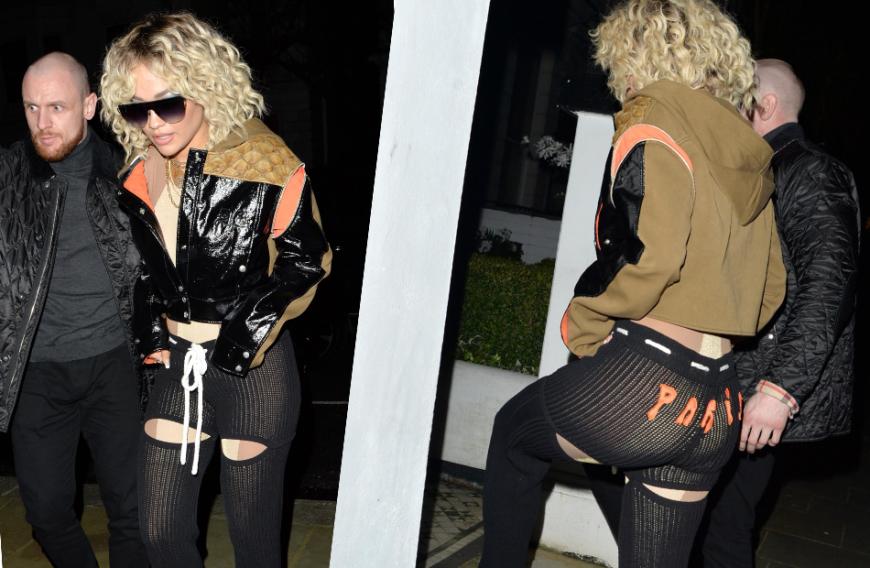 Nein, nein, nein! Was hat sich Rita Ora bloß bei diesem Outfit gedacht? Schon von vorne ist die transparente Hose mit Cut-outs an den Oberschenkel ein fragwürdiges Teil, aber noch schlimmer finden wir den Look von hinten. Der Body, den die Sängerin drunter trägt, erinnert außerdem stark an Borats legendären Badeanzug ... Daumen runter!