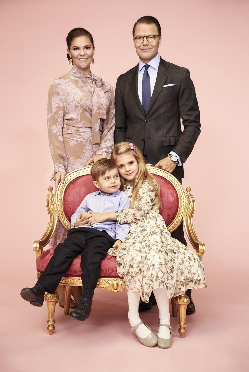 Was für ein schönes Familienporträt! Die schwedischen Royals teilten auf ihrer offiziellen Homepage im März 2020 einen Schnappschuss, der Prinzessin Victoria und Prinz Daniel mit ihrem zuckersüßen Nachwuchs, Prinzessin Estelle und Sohn Prinz Oscar, zeigt. Süß, wie die 8-Jährige den Arm um ihren kleinen Bruder legt. Aww!
