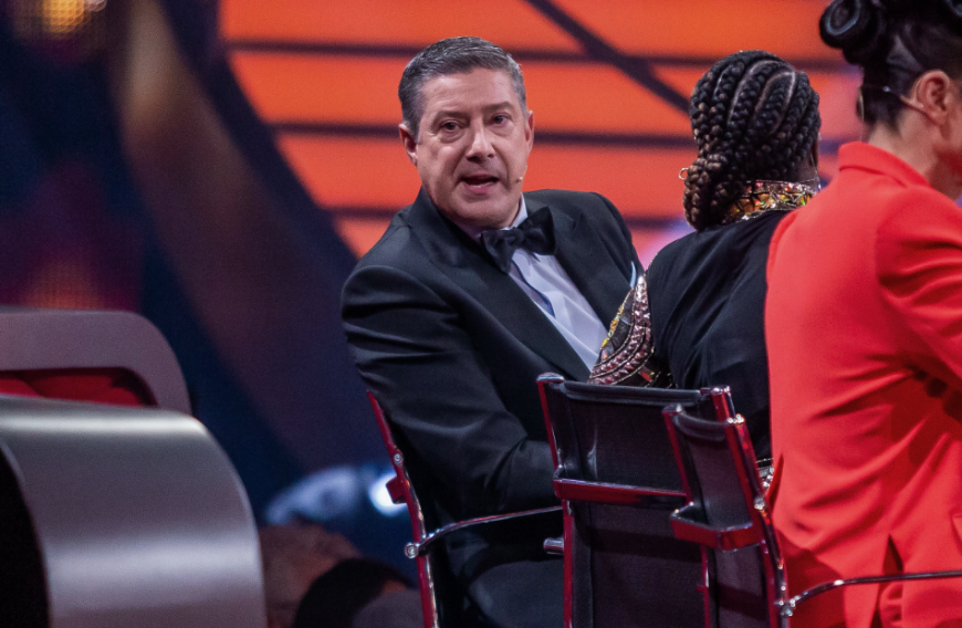 Joachim Llambi kritisiert nicht nur Lauras Performance, sondern auch sie als Person. Im Gegensatz zu allen anderen Teilnehmern nennt er sie konsequent gestelzt