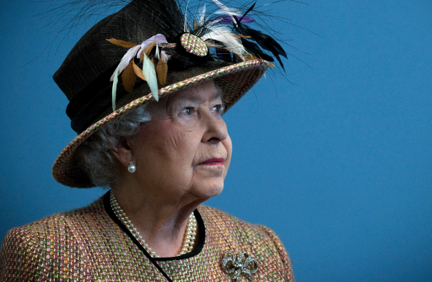 Für die Monarchin ist es die einzige Wahl - mit fast 94 Jahren gehört sie schließlich zur Risikogruppe der durch das Virus besonders gefährdeten Personen.