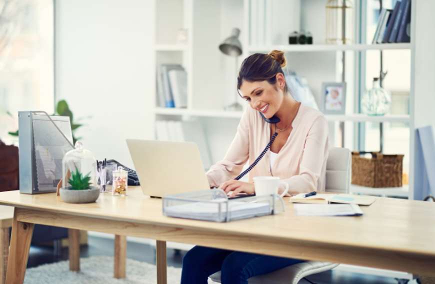 Aufgrund der Corona-Krise arbeiten viele Menschen im Home Office. Aber wie sieht der perfekte Arbeitsplatz zu Hause aus?