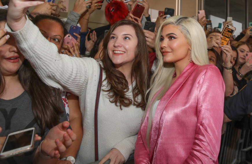 Die 22-Jährige gilt als absoluter Fan-Liebling und hat auf Instagram etwa 166 Millionen Follower!