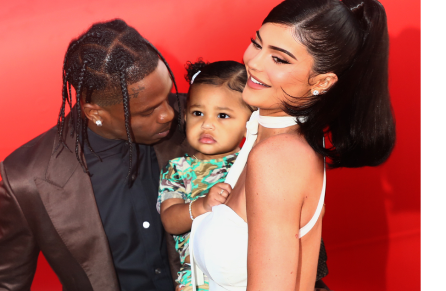Kylie mit Ex-Mann Travis Scott und Tochter Stormi: Zuletzt hatten Gerüchte um eine Liebes-Reunion der zwei für Aufsehen gesorgt. Popularität, die Kylie jetzt ausnutzen könnte ...