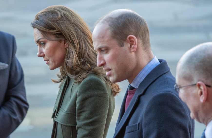 William und Kate wirken in letzter Zeit immer wieder angespannt und erschöpft. Der Grund: Nach Harry und Meghans Exit aus dem Königshaus mussten sich nun auch noch die Queen und Ehemann Philip als Vorsichtsmaßnahme vor dem Corona-Virus zurückziehen.