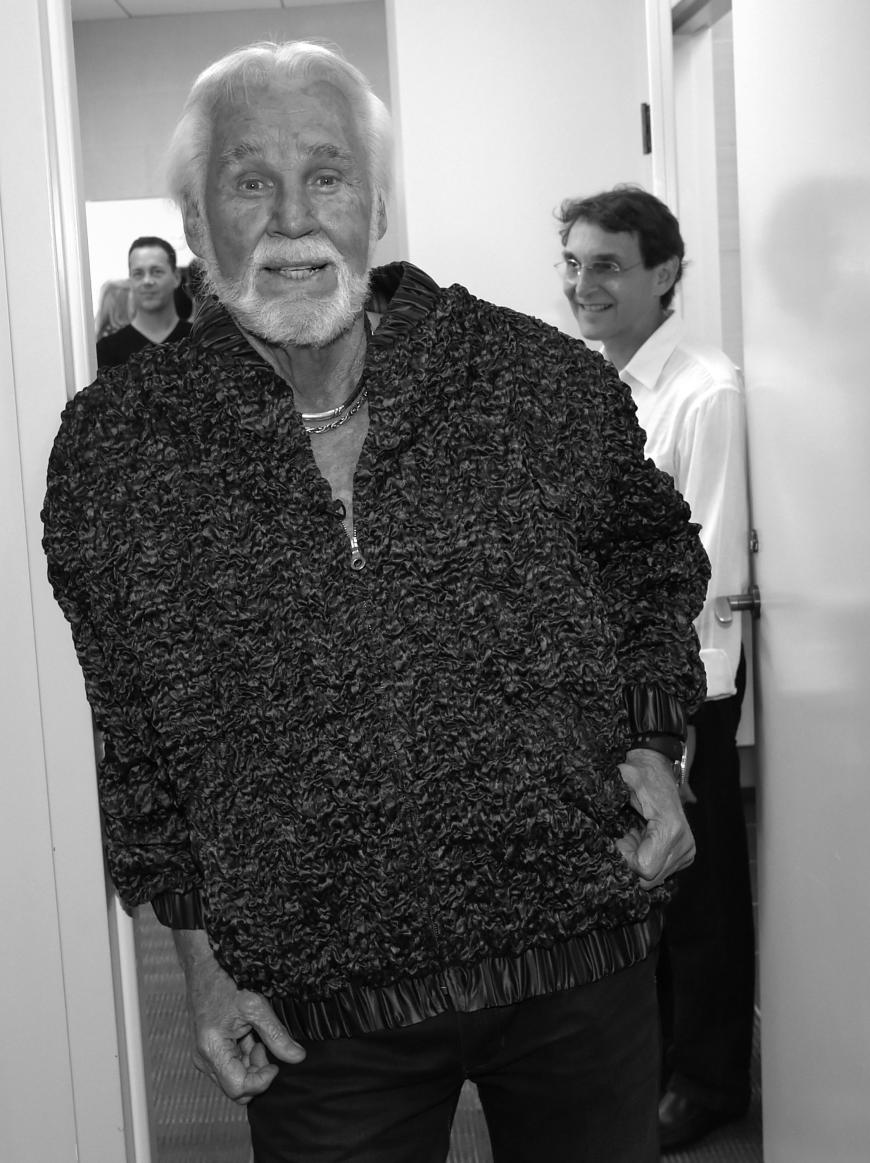 Kenny Rogers ist tot. Der Country-Star starb am 20. März im Kreise seiner Familie im Alter von 81 Jahren. Kenny, der eigentlich Kenneth hieß, brachte in seiner langen Karriere 22 Nummer-1-Hits in die Charts und verkaufte 125 Millionen Tonträger, gewann sechs Mal den Country Music Award sowie drei Grammys und war Mitglied der Country Music Hall of Fame. Die Rogers-Familie plant ihrem Statement zufolge wegen der Coronavirus-Krise zunächst nur