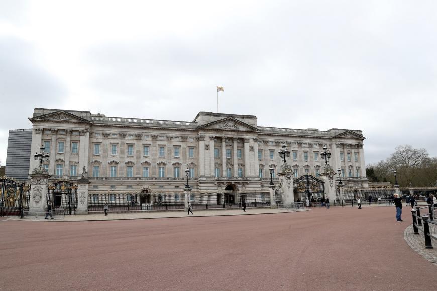 Jetzt kommt raus, dass es bereits zum Zeitpunkt ihrer Abreise einen infizierten Mitarbeiter im Buckingham Palace gegeben haben soll.