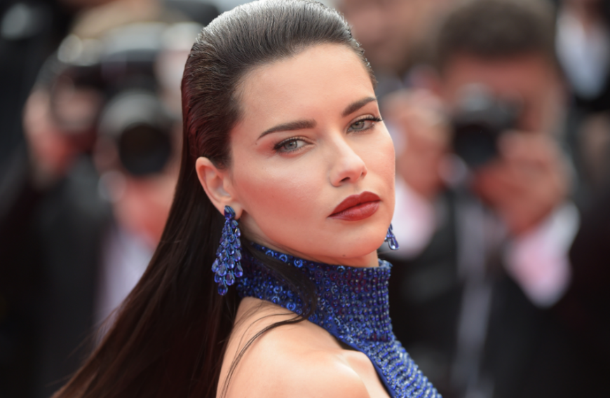 Um ihre blauen Augen zum Strahlen zu bringen, setzt Model Adriana Lima auf einen simplen Trick: Sie trägt gleich mehrere Schichten Wimperntusche auf.