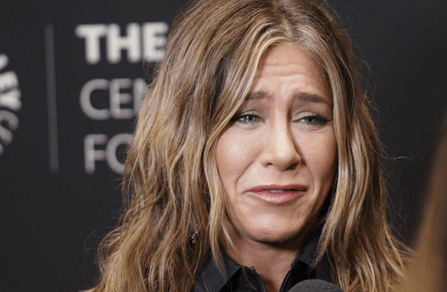 Jennifer Aniston hat wegen Vater John Aniston panische Angst: Der 86-Jährige gehört angesichts seines Alters zur Corona-Risikogruppe...
