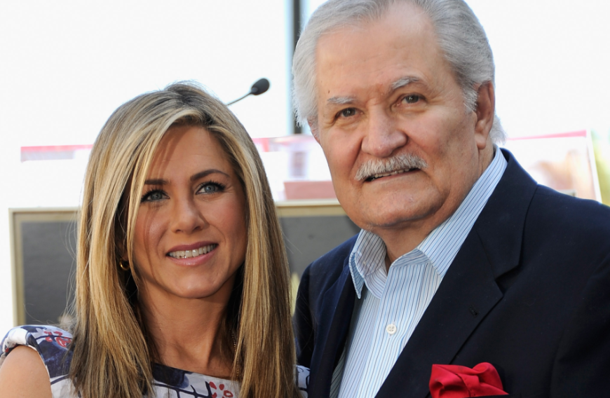 John Aniston ist ebenfalls Schauspieler und strahlt auf dem roten Teppich eigentlich stets gut gelaunt in die Kameras.