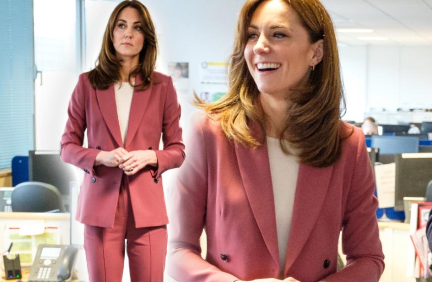 Was für ein stylischer Frühlings-Look! Für einen Besuch in der London Ambulance wählte Herzogin Kate einen sportlichen Hosenanzug in einem angesagten Rosenholz-Ton! We love!
