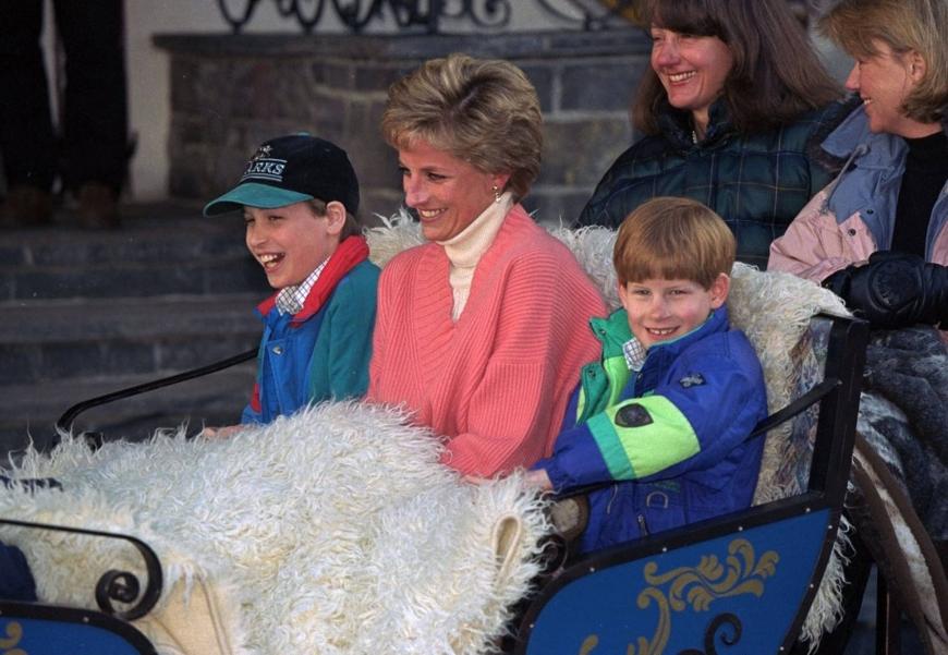 Zum Muttertag teilte William ein altes Foto von sich, seiner Mutter und auch Prinz Harry, mit dem der 37-Jährige seit Monaten zerstritten sein soll.