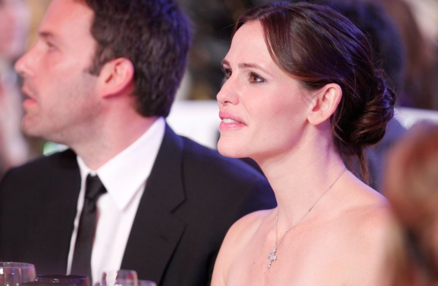 Obwohl Jennifer Garner ihren Ex Ben Affleck nicht zurück will, ist sie sicher nicht begeistert von diesen Liebes-News: Ben soll sich ein Bond-Girl angelacht haben!