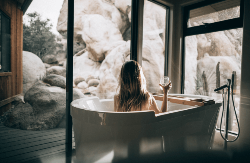 Lass dir heißes Wasser in die Wanne laufen, schenke dir einen Schluck Wein ein und gönne dir eine kleine Wellness-Auszeit ...
