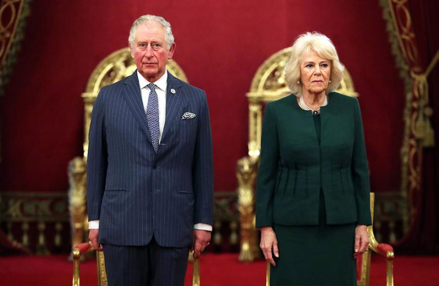 ... wenig später gab der Palast endlich Entwarnung: Prinz Charles ist auf dem Weg der Besserung und sei sogar schon aus der Selbstisolation entlassen worden. Auch seine Ehefrau Herzogin Camilla zeige nach wie vor keine Symptome.