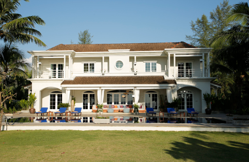 In dieser Luxusvilla leben die Stars unter einem Dach und müssen sich immer neuen Herausforderungen stellen.