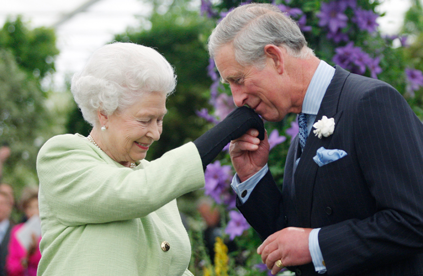 Das britische Volk hofft nun, dass die Queen und Charles keinen persönlichen Kontakt hatten ...