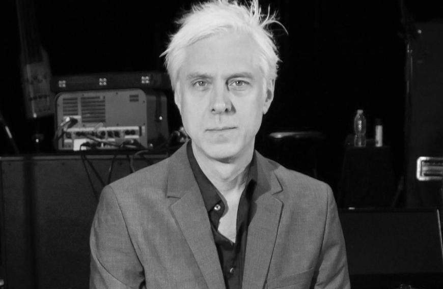 Die Musikwelt trauert: Bill Rieflin, Schlagzeuger der Bands King Crimson, Ministry und R.E.M. ist tot. Der Musiker starb im März 2020 im Alter von nur 59 Jahren an den Folgen einer Krebserkrankung. Das gab seine Familie in einem Statement bekannt: