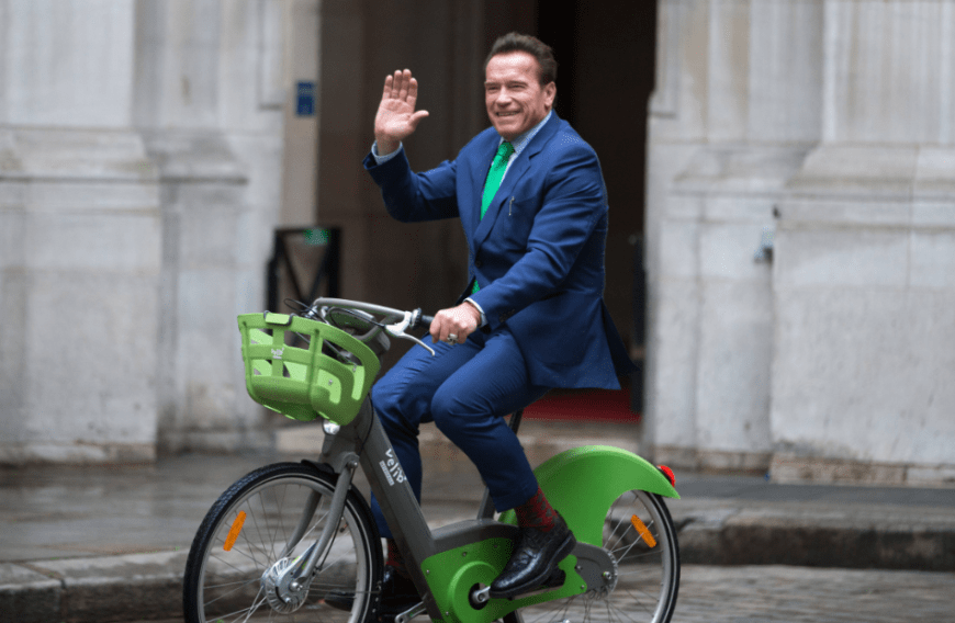 Arnold Schwarzenegger fährt regelmäßig mit dem Fahrrad durch die Gegend. 