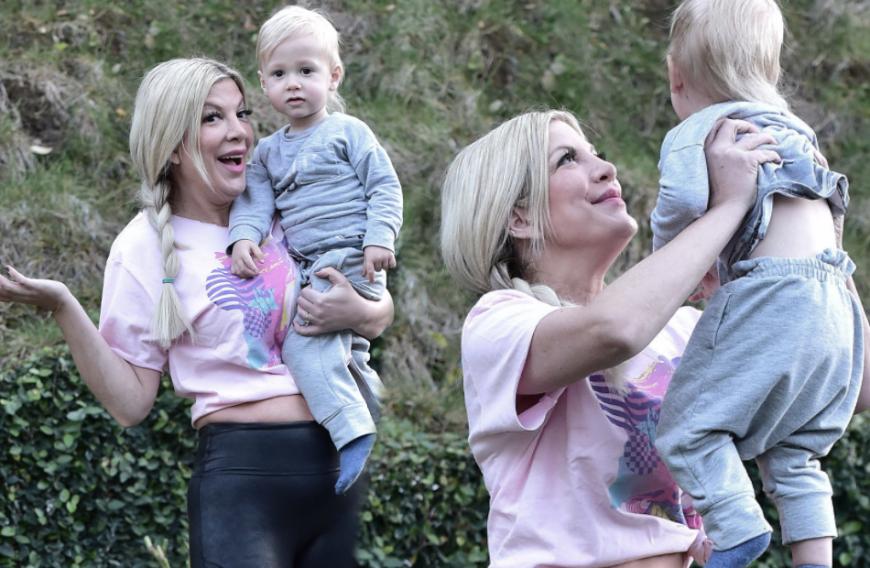 Kleiner Blondschopf: Schauspielerin Tori Spelling tollt mit Söhnchen Beau Dean im Garten herum. Super süß!