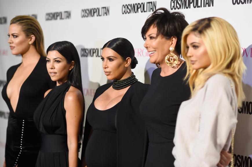 Seit knapp 13 Jahren lassen die Reality-Stars zusammen mit ihren Geschwistern Khloé (l.) sowie Familienoberhaupt Kris Jenner (2.v.l.) und Nesthäkchen Kylie Jenner (r.) ihr Leben von Kameras begleiten.