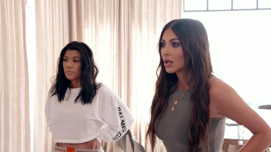 So sehr ist es noch nie eskaliert! Kourtney Kardshian (l.) und ihre jüngere Schwester Kim Kardashian liefern sich eine echte Schlammschlacht vor laufenden Kameras.