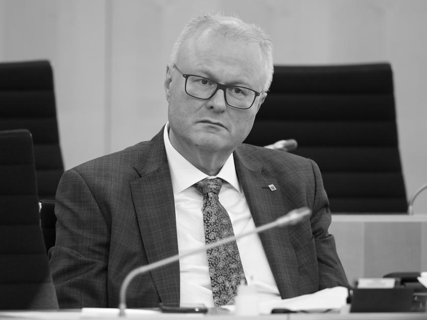 Der hessische Finanzminister Thomas Schäfer ist am Samstag, 28. März, tot aufgefunden worden. Wie die Polizei mitteilte, wurde die Leiche des 54-Jährigen in Hochheim an einer ICE-Strecke entdeckt. Aufgrund der Gesamtumstände gehen die Ermittler von einem Suizid aus, hieß es in einer Presseerklärung. Laut