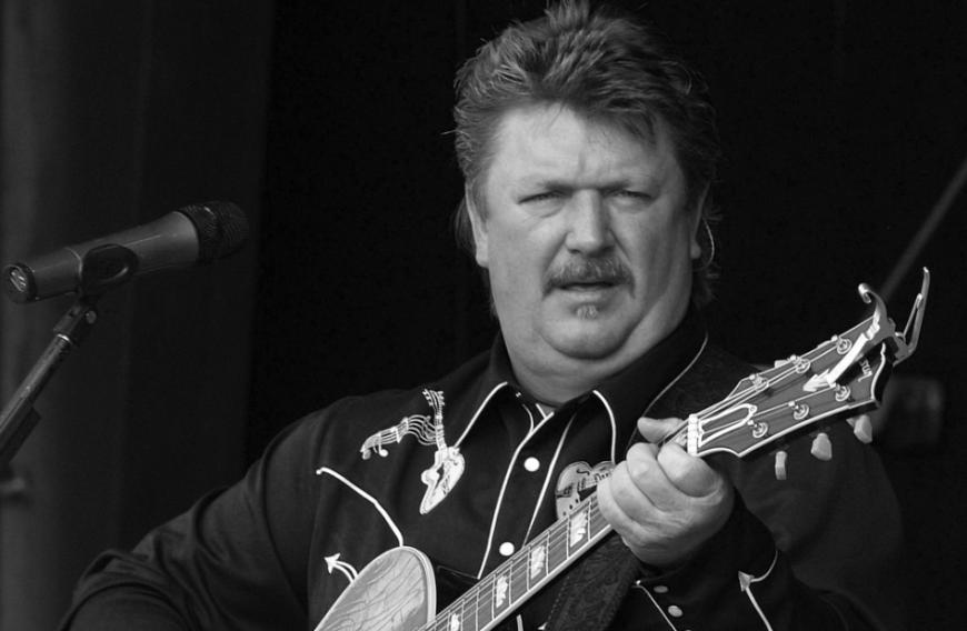 Country-Musiker Joe Diffie ist tot. Der US-Star starb im März 2020 im Alter von 61 Jahren an den Folgen einer Coronavirus-Infektion, wie unter anderem der TV-Sender CNN unter Berufung auf Diffies Sprecher bestätigte. Mit Songs wie
