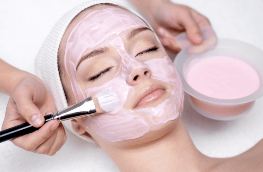 Die Gesichtsmaske enthält rosa Tonerde aus Australien, die die Haut porentief reinigen soll.