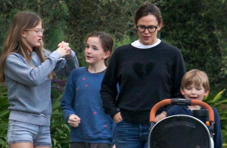 Seltenes Bild: Jennifer Garner beim entspannten Familienausflug mit ihren drei Kindern Violet, Samuel und Seraphina Rose Elizabeth.