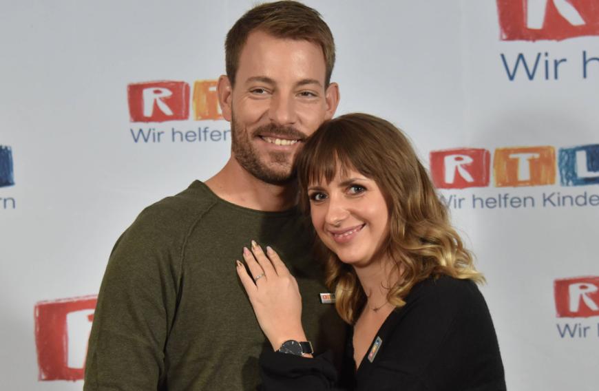 Bis heute sind die beiden happy miteinander und stehen Höhen und Tiefen zusammen durch.