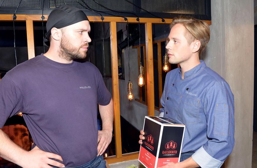 Timon Ballenbergers Zeit bei GZSZ ist vorbei: Als Nazi Lars (r.) hielt er nicht nur die Bewohner des Kolle-Kiez, sondern auch die Zuschauer in Atem. Der Rassist hatte John (Felix von Jascheroff) und Shirin (Gamze Senol) brutal zusammengeschlagen und den Mauerwerks-Besitzer sogar beinah erschossen! Jetzt muss er sich für seine Taten vor Gericht verantworten - es sind die letzten Szenen für den Schauspieler, die Anfang April 2020 ausgestrahlt werden: