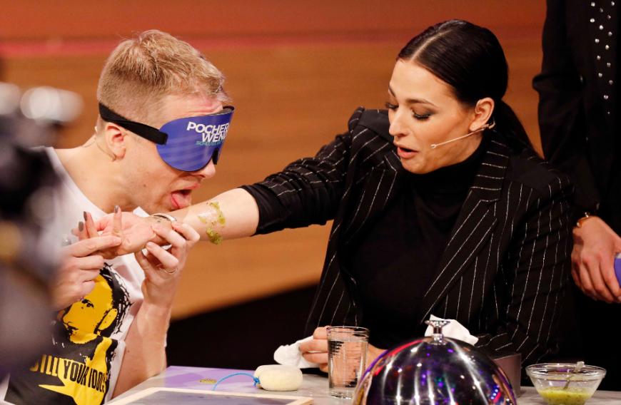 ... und halten auch beruflich - wie hier beim großen TV-Duell gegen Michael Wendler - zusammen. Mit ihrem Humor und ihr sympathischen Art begeistern sie ihre Fans immer wieder aufs Neue.