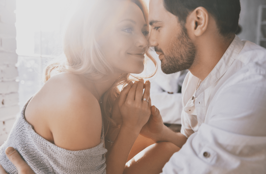 Wusstest du, dass es eigentlich gar nicht Liebe auf den ersten Blick, sondern auf den ersten Duft heißen müsste? Viele Männer wurden wegen ihres Parfums auf eine Frau aufmerksam ...