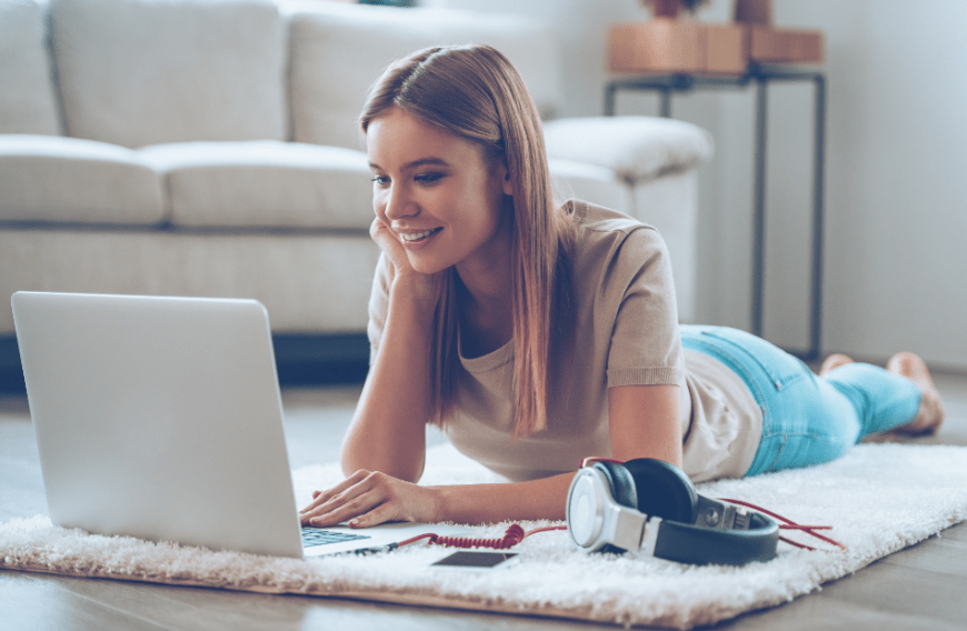 Einfach mal in eine andere Welt abtauchen – das ist mit Streaming-Dienste möglich. Wir haben uns nach den besten Angeboten für dich umgeschaut ...