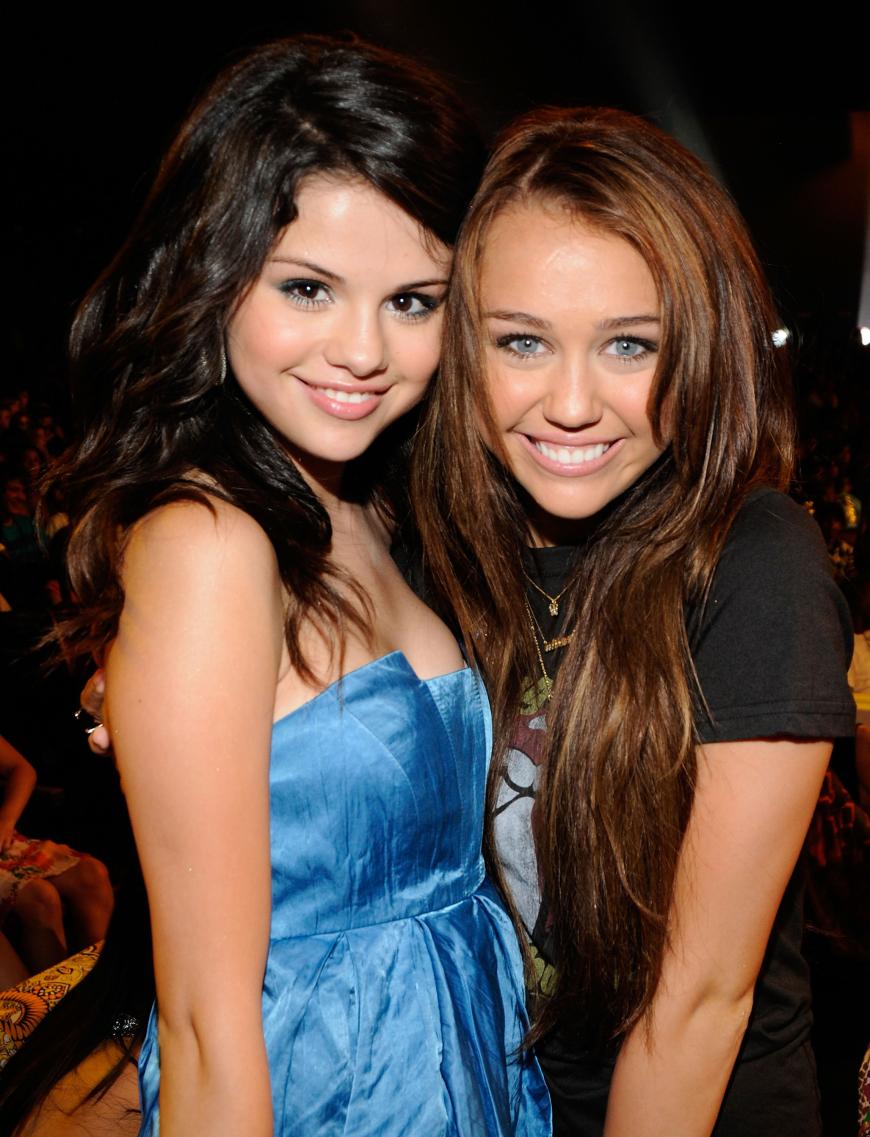 Mit Freundin Miley Cyrus (r.) sprach Sel über ihre Krankheit.