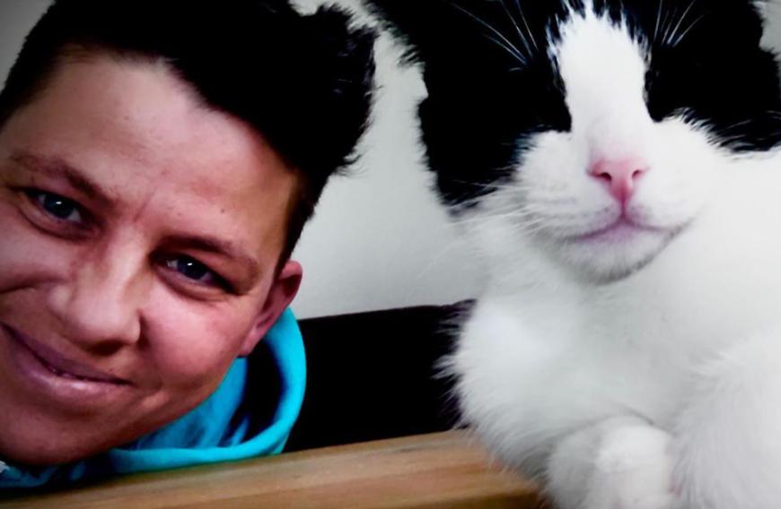 Wie süüüüß! Nachdem noch vor einigen Monaten ihr geliebter Kater Butchi entlaufen war, wollte Kerstin Ott offenbar einfach nicht auf eine Samtpfote im Haus verzichten. Die Schlagersängerin und Ehefrau Karolina gaben zwei Tierheim-Katzen ein neues Zuhause. Im April 2020 stellte sie ihren Fans Katzendame Elli vor.