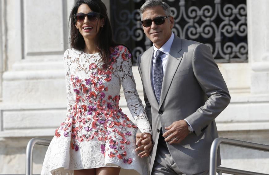 Der ewige Junggeselle ist unter der Haube: Im September 2014 gab er der Menschenrechtlerin Amal Clooney in Venedig ganz romantisch das Ja-Wort. Für ihre Hochzeit entschied sich die Beauty für ein eher untypisches, kurzes Spitzenkleid mit bunten Blumen-Applikationen.