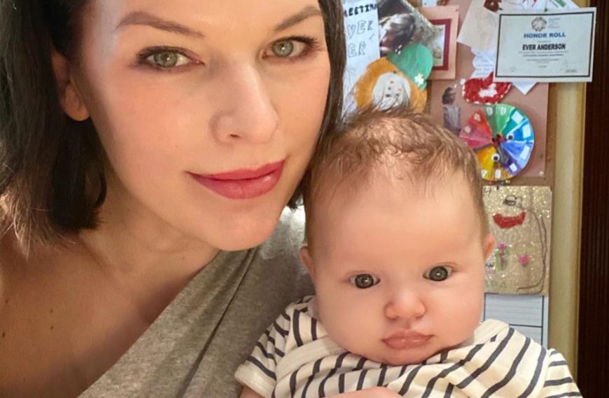 Was für niedliche Kulleraugen! Schauspielerin Milla Jovovich genießt ihre Zeit mit Töchterchen Osian offensichtlich in vollen Zügen. Die Kleine, die im Februar 2020 das Licht der Welt erblickte, ist aber auch einfach zuckersüß.