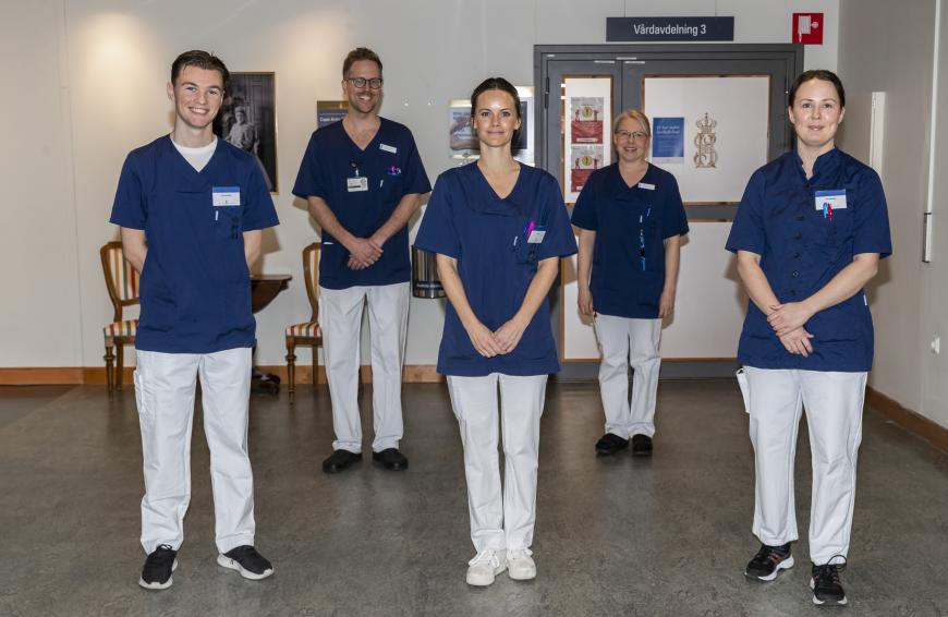 Ungewohnter Look bei Sofia! Die Prinzessin aus Schweden hat Mitte April 2020 nach Abschluss eines dreitägigen Intensivschulungsprogramms in einem Krankenhaus in Stockholm mit der Schicht von Gesundheitsassistenten begonnen. Sie unterstützt das Krankenhauspersonal des Sophiahemmet-Krankenhauses, in dem sie Ehrenvorsitzende ist, bei nicht-medizinischen Aufgaben während der Coronavirus-Pandemie. Wow!