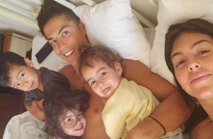Alle auf einen Streich: Cristiano Ronaldo postete einen zuckersüßen Schmuse-Schnappschuss aus dem Bett. Gemeinsam mit Freundin Georgina Rodriguez lümmelte der Fußballer mit seinen drei Kindern, den Zwillingen Mateo und Eva Maria und Töchterchen Alana. Dazu schrieb er: