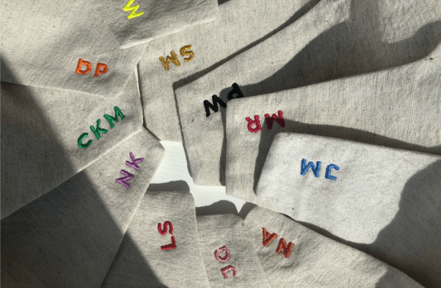 Die Schutzmasken von Willi the Label sind etwas ganz Besonderes, denn sie lassen sich personalisieren mit deinen eigenen Initialen oder denen deiner Liebsten. Du kannst sie für 25 Euro hier shoppen.