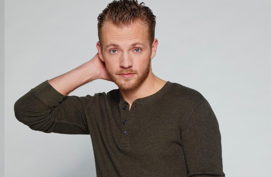 Niklas Osterloh ist GZSZ-Fans wohl besser als Paul Wiedmann bekannt: 2016 schlüpfte er erstmals in die Rolle des charmanten und schlagfertigen Handwerkers, der das Herz von Emily (Anne Menden) im Sturm eroberte. Die zwei heirateten wenig später ganz romantisch, doch Pauls unerfüllter Babywunsch drohte die Beziehung zu zerstören. Zwar raufte sich das Traumpaar wieder zusammen, doch Pauls Arbeitsunfall, durch den er arbeitsunfähig wurde, belastete die Ehe erneut. Weil Emily irgendwie an das Geld für die kostspielige Operation ihres Mannes gelangen wollte, ließ sie sich auf ein unmoralisches Angebot des Unternehmens Aaron Thiel (Frederik Funke) ein, eine Nacht mit ihm zu verbringen. Kurz vorher machte sie einen Rückzieher und wurde fast von dem Milliardär vergewaltigt. Ein Trauma, welches sie und Paul wieder enger zusammenbrachte. Durch eine großzügige Spende konnte Paul schließlich doch noch operiert werden.