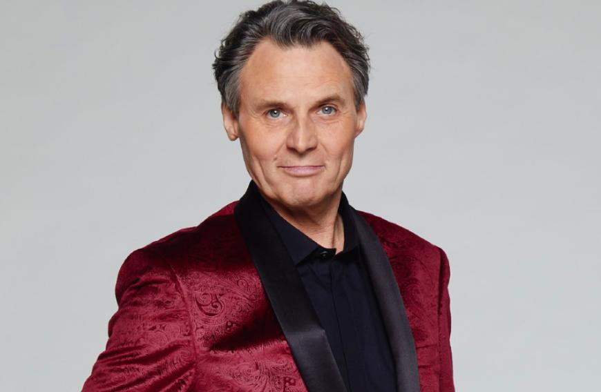 Kaum ein Charakter ist bei GZSZ-Fans so bekannt und beliebt, wie Fiesling Dr. Joachim Gerner. Seit 1993 wird der Anwalt von Schauspieler Wolfgang Bahro gespielt und musste in all den Jahren schon so einiges durchmachen. So bangte er um das Leben seiner Tochter Johanna, wurde lebedig begraben, saß im Rollstuhl, kämpfte gegen seine Alkoholsucht, verlor immer mal wieder seine Unternehmen, trauerte um gleich zwei Söhne oder brachte den gesamten GZSZ-Kiez mit seinen fiesen Machenschaften gegen sich auf.