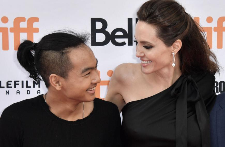 Der 18-Jährige hat eine besonders enge Bindung zu Mama Angelina Jolie.