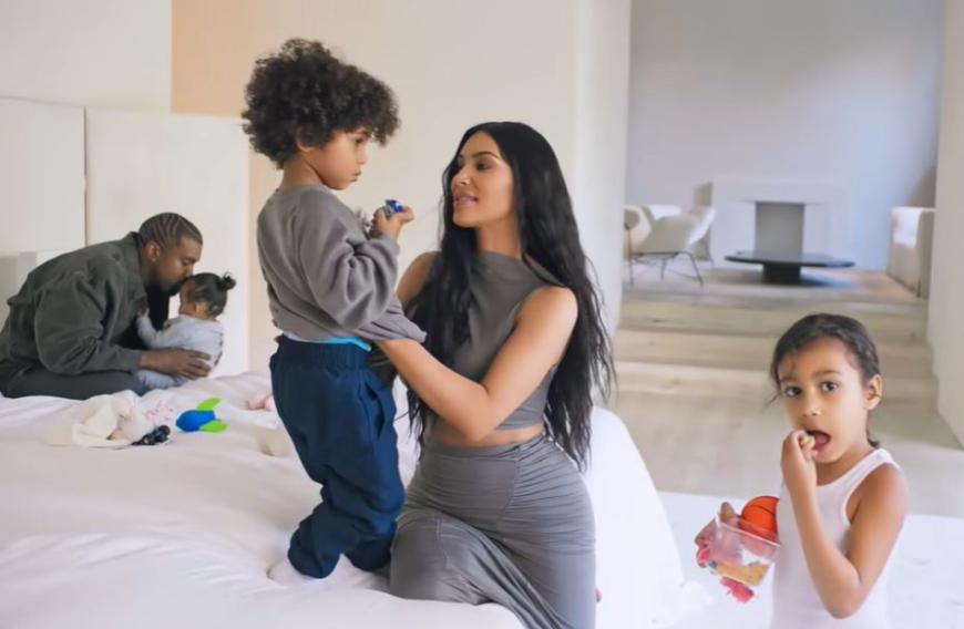 Die Corona-Krise habe die Situation im Hause Kardashian-West nicht gerade erleichtert, sodass die vierfache Mutter nun ganz überfordert sei.