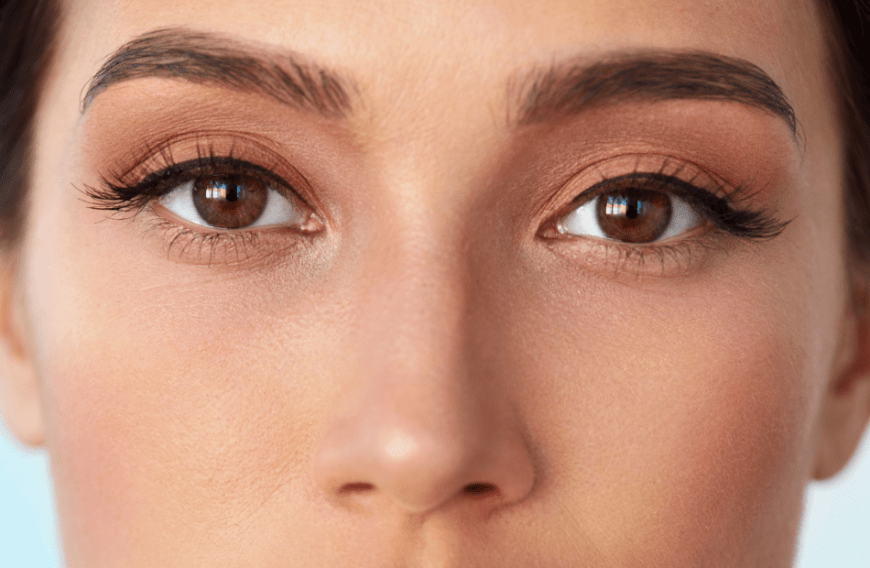 Ein natürliches Wimpernserum bei Amazon verspricht mehr Länge, Dichte und Schwung — und das ganz ohne Hormone!