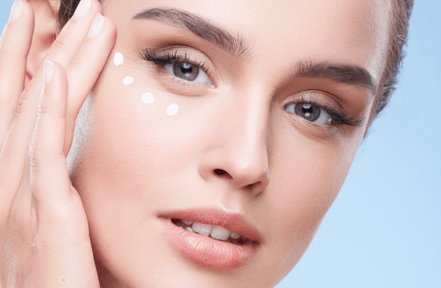 Die hat einen 3-fachen Anti-Aging-Komplex und soll Falten sofort mindern. Obendrein soll sie die Hautalterung langfristig bekämpfen.