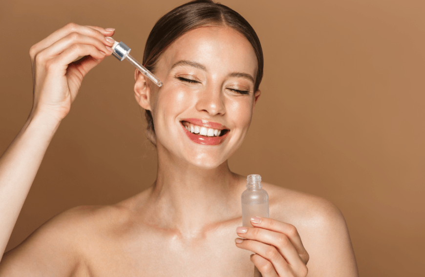 Daher lohnt es sich auf jeden Fall Beauty-Seren wie Vitamin oder Retinol in die tägliche Hautpflege zu integrieren.
