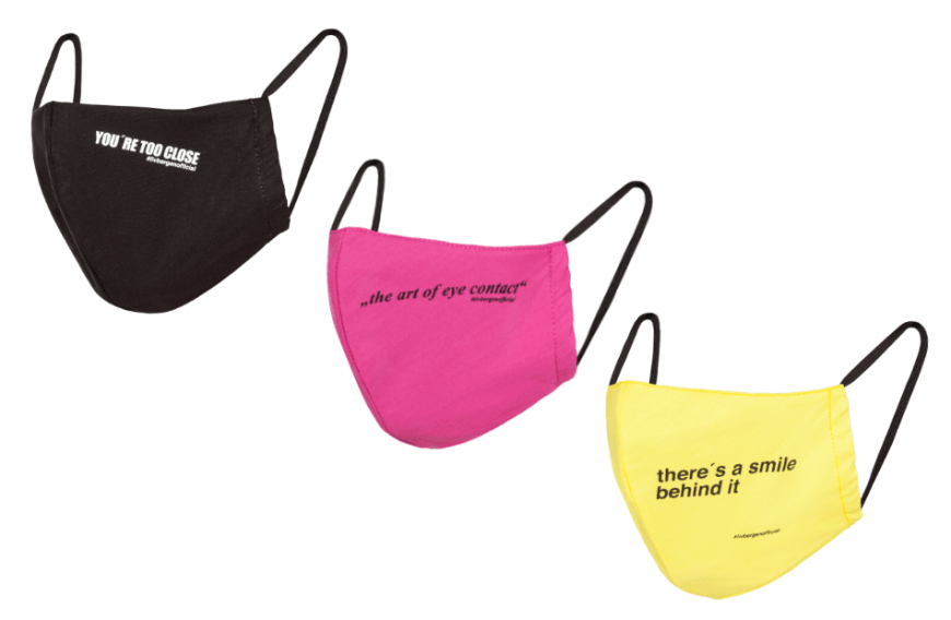 Das deutsche Modelabel Liv Bergen verkauft Nasen-Mund-Masken aus 100 Prozent Baumwolle in verschiedenen Farben und mit auffälligen Sprüchen. Die Masken werden in Portugal produziert und im eigenen Onlineshop für 19 Euro angeboten.