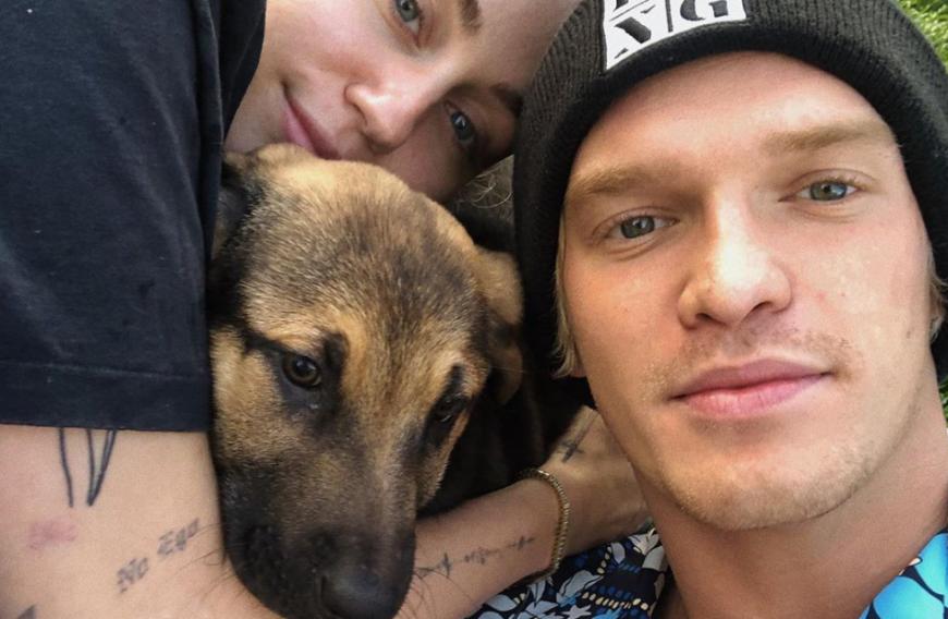 Awww! Dass Miley Cyrus super tierlieb ist, das ist nicht neu. Doch es scheint, als hätte sie auch Neu-Lover Cody Simpson angesteckt. Der Musiker postete diesen niedlichen Schnappschuss, zu dem er schreibt: